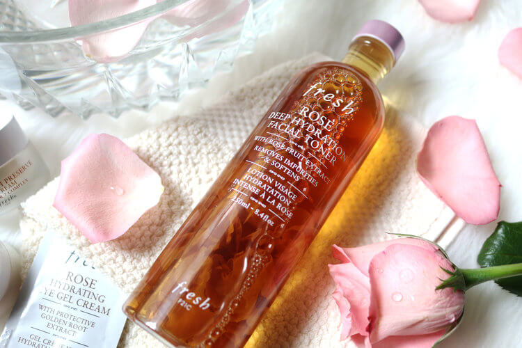 Fresh Rose Deep Hydration Facial Toner 100 ml   โทนเนอร์สูตรอ่อนโยน มอบความชุ่มชื้นฟื้นบำรุงให้ผิวเนียนนุ่มและกระชับรูขุมขน  ผสานคุณค่าจากกลีบกุหลาบแท้บริสุทธิ์ ทำให้โทนเนอร์สูตรอ่อนโยนขวดนี้สามารถทำความสะอาดผิวที่เผชิญกับมลพิษได้ในระดับอนุภาคและช่วยขจัดสิ่งสกปรกบนผิว พร้อมกระชับรูขุมขนและบำรุงผิวให้อ่อนนุ่ม  มอบผลลัพธ์สู่ผิวชุ่มชื้น เรียบเนียน อวบอิ่ม เปล่งประกาย เหมาะสำหรับใช้เป็นขั้นตอนแรกในขั้นตอนการบำรุงผิวเพื่อความชุ่มชื้น