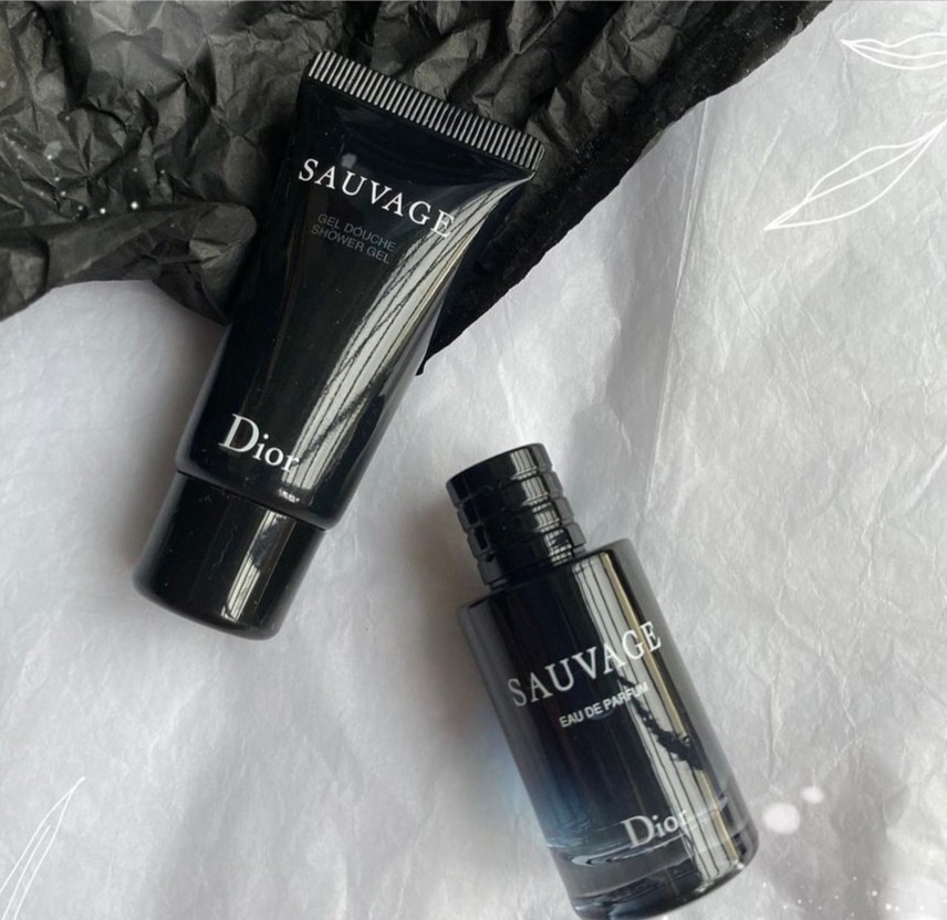 Dior Sauvage Mini Gift Set 2 Items  เซ็ตน้ำหอมที่เต็มเปี่ยมไปด้วยความหรูหรามีระดับไปพร้อมกับความคูลในแบบผู้ชาย กลิ่นสดชื่นที่เปี่ยมไปด้วยความลึกลับน่าค้นหา ที่มาจากกลิ่นมะกรูดผสานกับกลิ่นไอวู้ดดี้จาก Ambroxan® และวานิลลาจากปาปัวนิวกินี