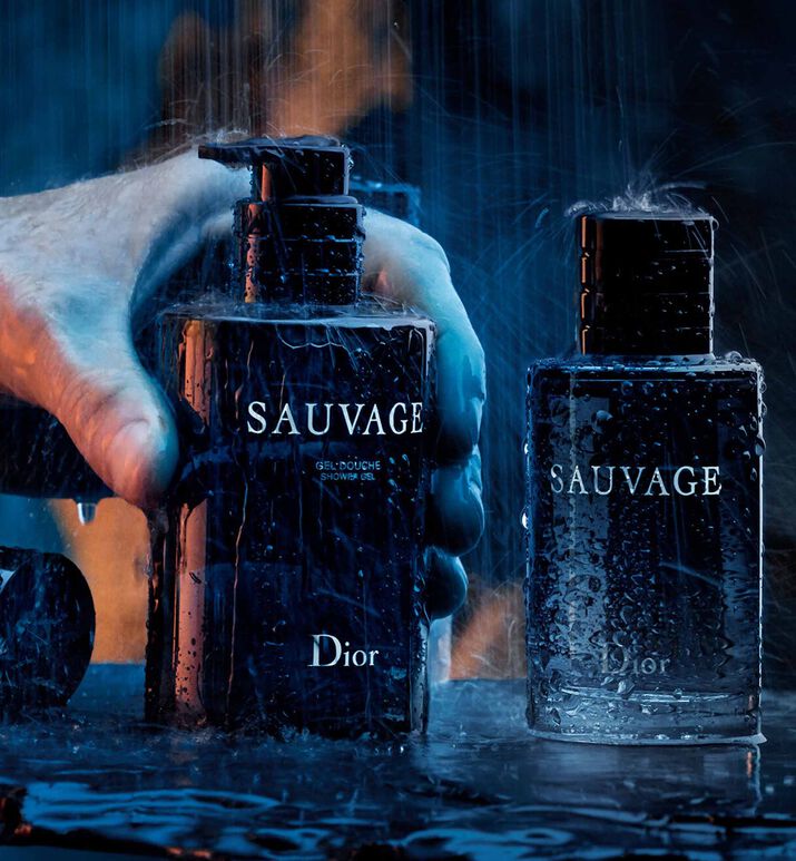 เจลอาบน้ำ Sauvage มอบความรู้สึกสดชื่นให้กับผิว ทำความสะอาดโดยไม่ทำให้ผิวแห้ง ทิ้งกลิ่นหอมสดชื่นของแมกไม้ของ Sauvage ขั้นตอนแรกในขั้นตอนการกรูมมิ่งด้วยกลิ่นหอมของ Sauvage